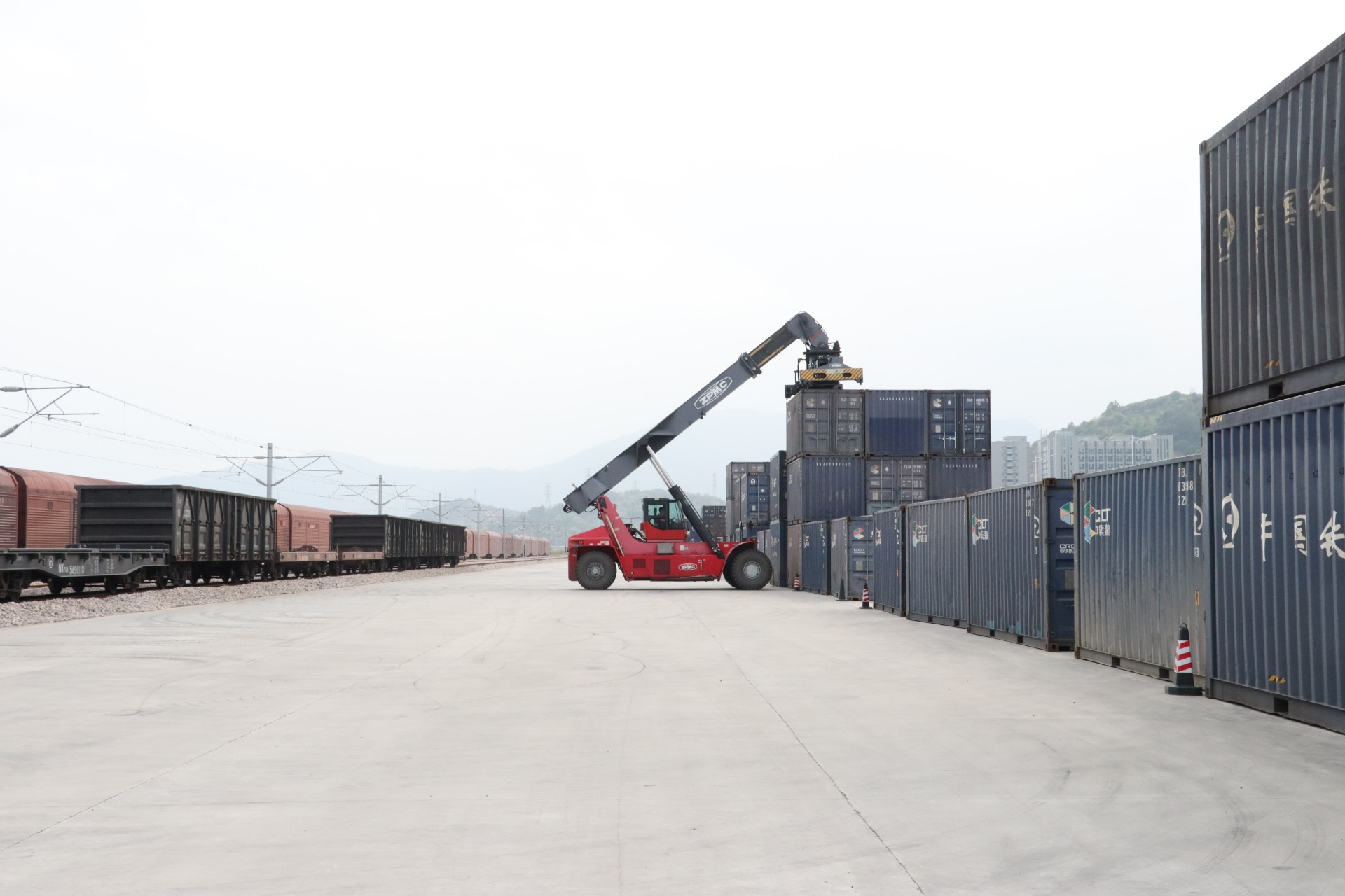 1710833154387505.jpg 寧德陸港集裝箱多式聯(lián)運作業(yè)現(xiàn)場.JPG
