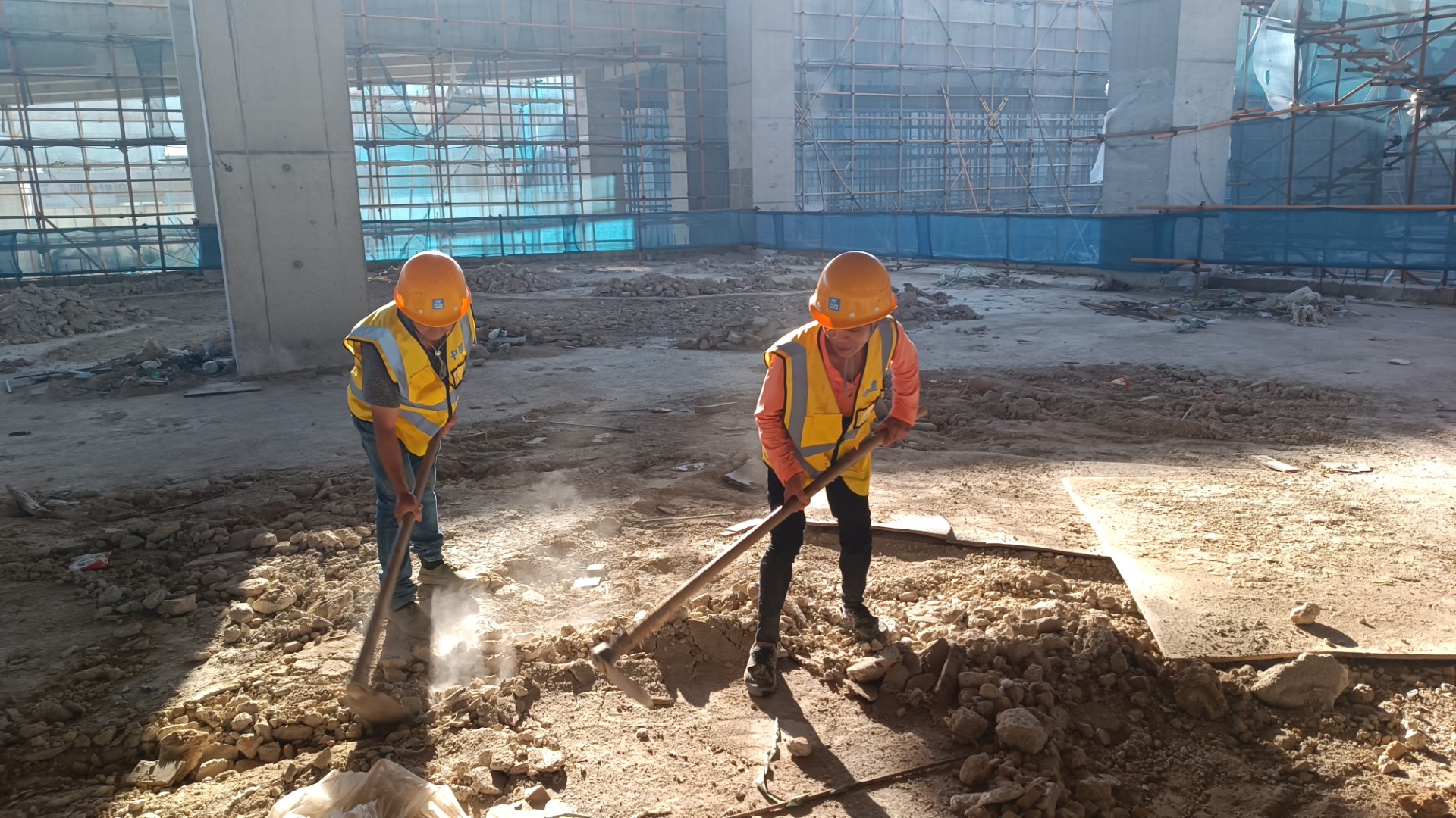 堅(jiān)守一線“戰(zhàn)高溫” 項(xiàng)目建設(shè)有“涼策”，王俊宇拍攝2.jpg