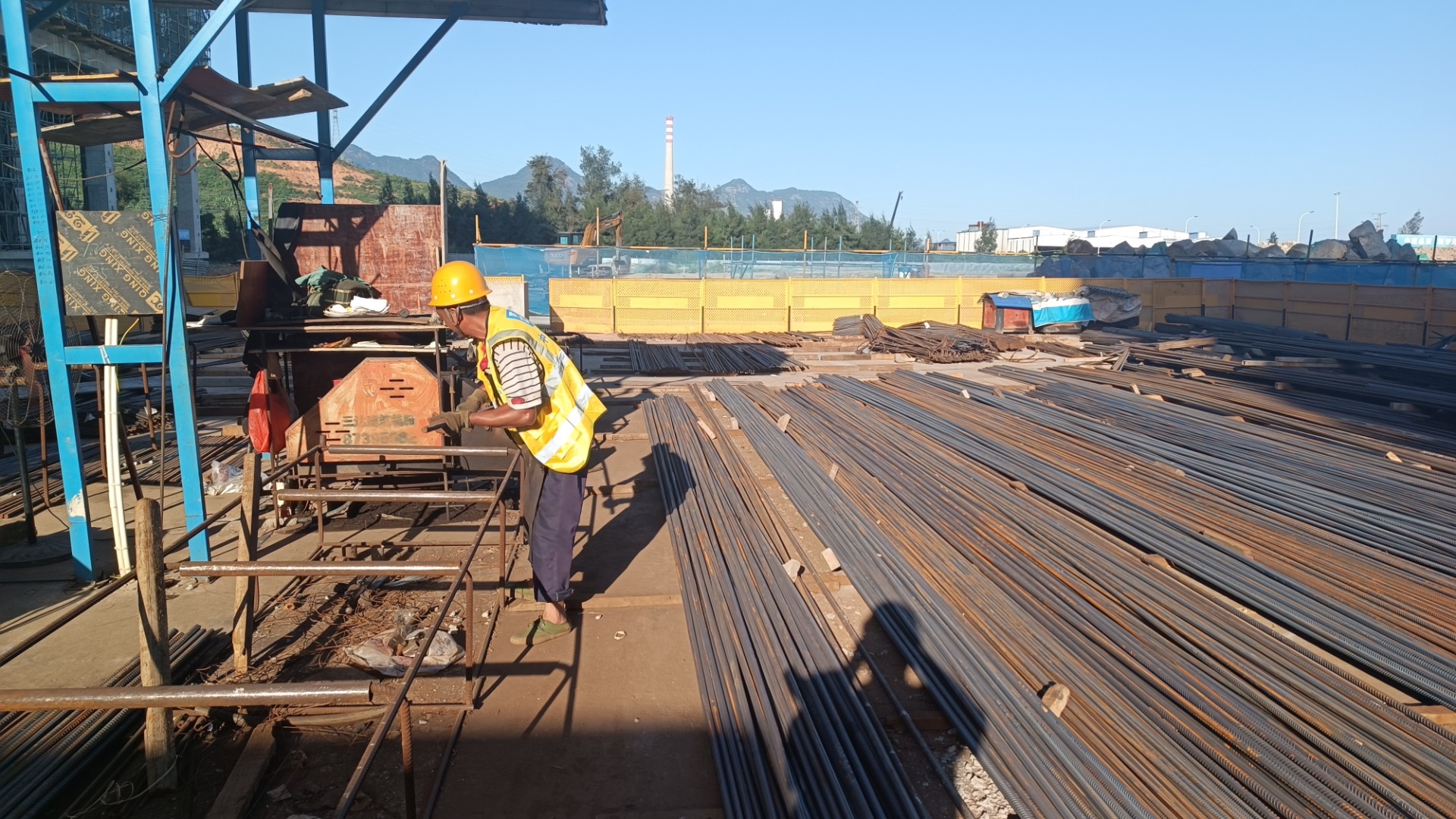 堅(jiān)守一線“戰(zhàn)高溫” 項(xiàng)目建設(shè)有“涼策”，王俊宇拍攝1.jpg