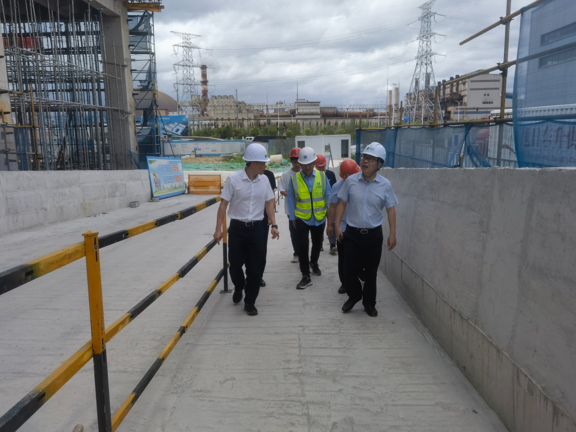 市交投集團領導深入市交投物流集團重點項目現(xiàn)場檢查指導防汛防臺風工作，曾騫拍攝1.jpg