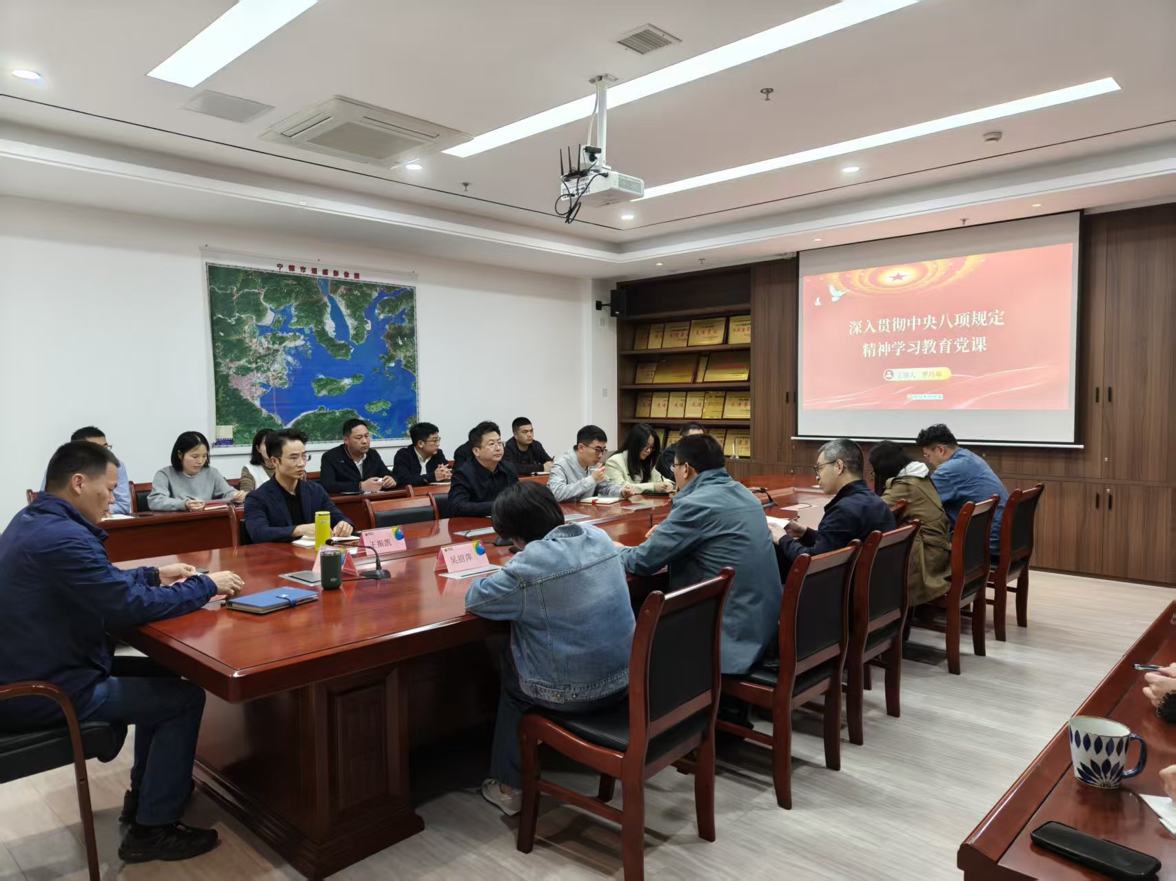 1745917651586873.jpg 市交投物流集團(tuán)黨支部開展“深入貫徹中央八項規(guī)定精神學(xué)習(xí)教育”專題黨課學(xué)習(xí).jpg